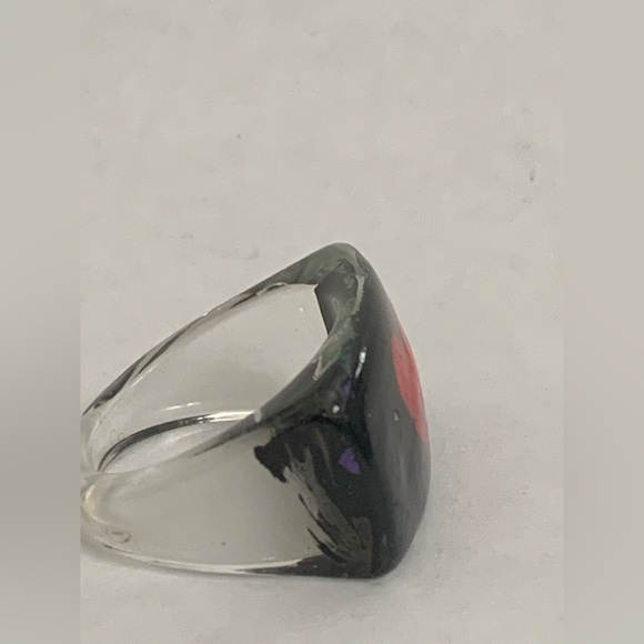 Vintage acrylic heart ring - Picture 3 of 11